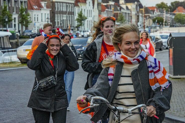 In beeld: Duizenden Blauwvingers juichen Oranje naar halve finale in Zwolse binnenstad - Foto: Obbe Bakker