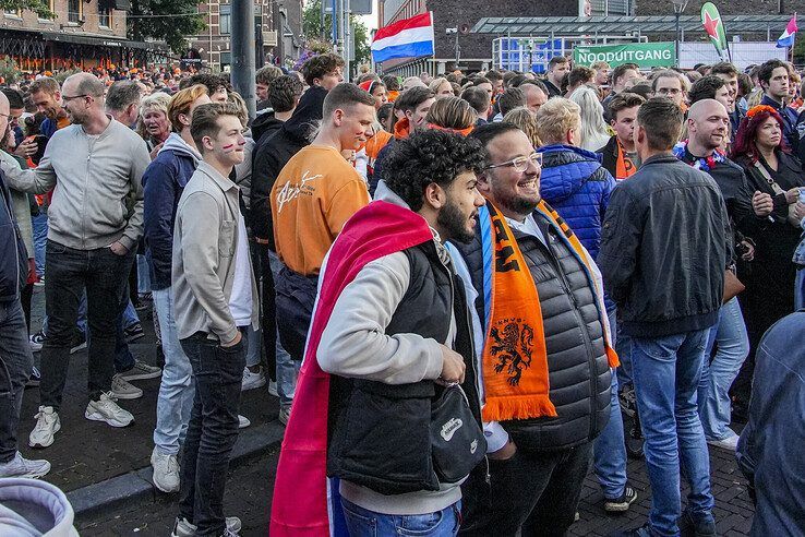 In beeld: Duizenden Blauwvingers juichen Oranje naar halve finale in Zwolse binnenstad - Foto: Obbe Bakker