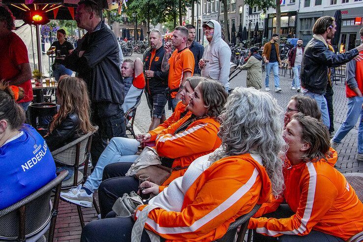 In beeld: Duizenden Blauwvingers juichen Oranje naar halve finale in Zwolse binnenstad - Foto: Obbe Bakker