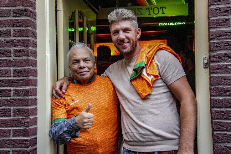 In beeld: Duizenden Blauwvingers juichen Oranje naar halve finale in Zwolse binnenstad - Foto: Obbe Bakker