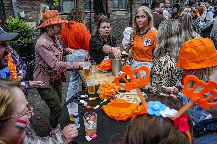 In beeld: Duizenden Blauwvingers juichen Oranje naar halve finale in Zwolse binnenstad - Foto: Obbe Bakker