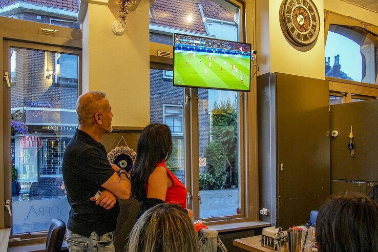 In beeld: Duizenden Blauwvingers juichen Oranje naar halve finale in Zwolse binnenstad - Foto: Obbe Bakker