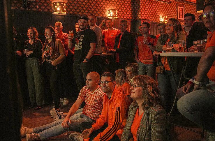 In beeld: Duizenden Blauwvingers juichen Oranje naar halve finale in Zwolse binnenstad - Foto: Obbe Bakker