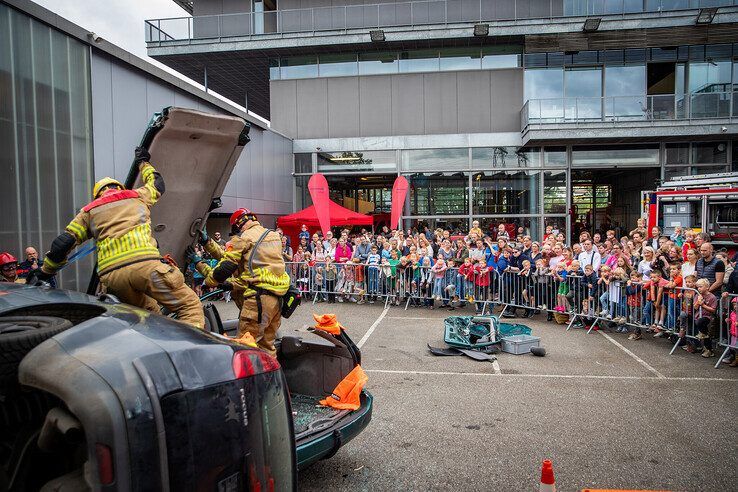 In beeld: Vlammen en spektakel voor jong en oud tijdens open dag brandweer Zwolle - Foto: Hugo Janssen