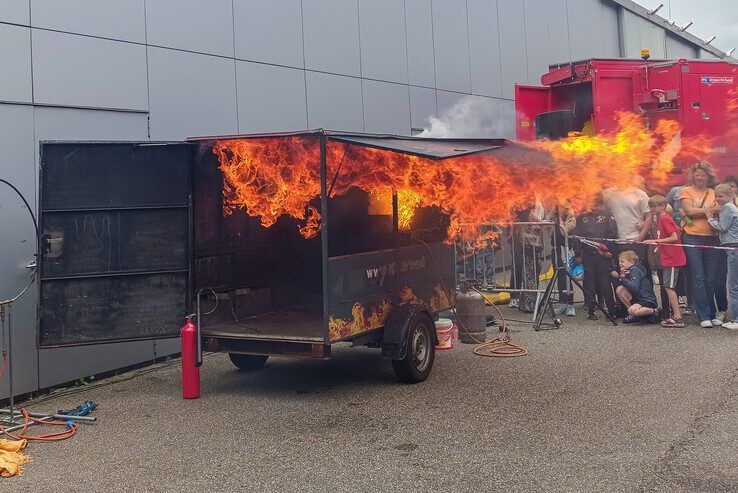 In beeld: Vlammen en spektakel voor jong en oud tijdens open dag brandweer Zwolle - Foto: Pascal Winter