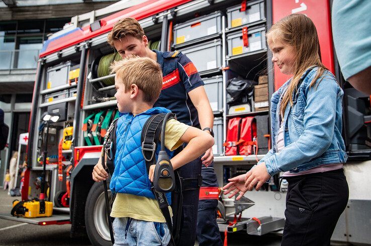 In beeld: Vlammen en spektakel voor jong en oud tijdens open dag brandweer Zwolle - Foto: Hugo Janssen