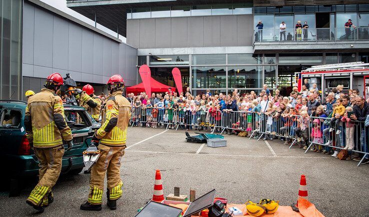 In beeld: Vlammen en spektakel voor jong en oud tijdens open dag brandweer Zwolle - Foto: Hugo Janssen