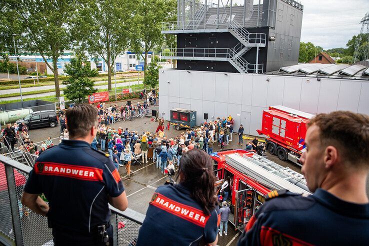 In beeld: Vlammen en spektakel voor jong en oud tijdens open dag brandweer Zwolle - Foto: Hugo Janssen