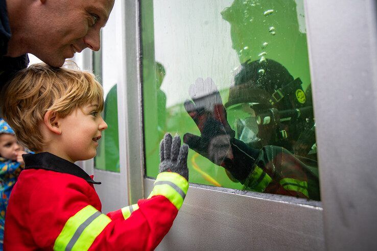 In beeld: Vlammen en spektakel voor jong en oud tijdens open dag brandweer Zwolle - Foto: Hugo Janssen