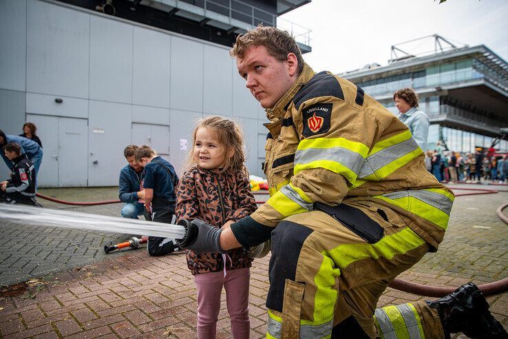 In beeld: Vlammen en spektakel voor jong en oud tijdens open dag brandweer Zwolle - Foto: Hugo Janssen