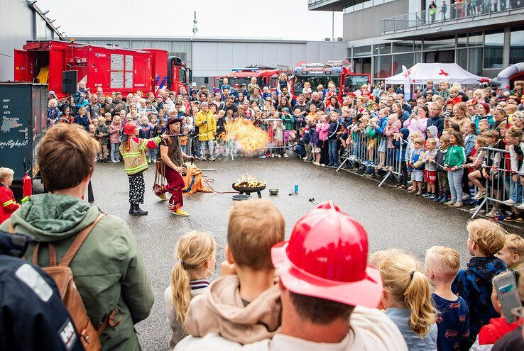 In beeld: Vlammen en spektakel voor jong en oud tijdens open dag brandweer Zwolle - Foto: Hugo Janssen