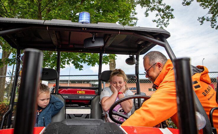 In beeld: Vlammen en spektakel voor jong en oud tijdens open dag brandweer Zwolle - Foto: Hugo Janssen