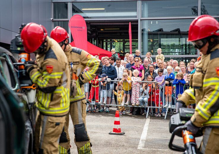 In beeld: Vlammen en spektakel voor jong en oud tijdens open dag brandweer Zwolle - Foto: Hugo Janssen