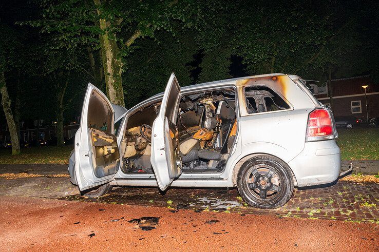 Auto uitgebrand op Hanekamp - Foto: Peter Denekamp