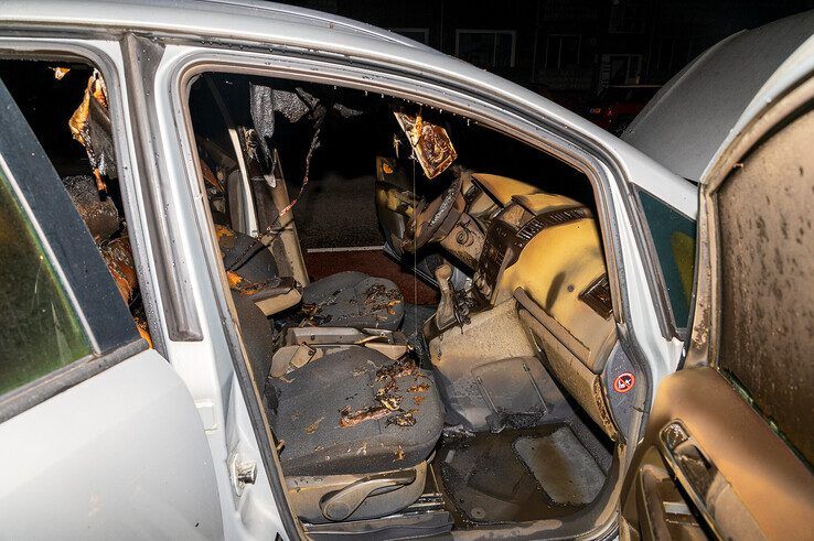 Auto uitgebrand op Hanekamp - Foto: Peter Denekamp