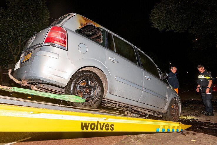 Auto uitgebrand op Hanekamp - Foto: Peter Denekamp