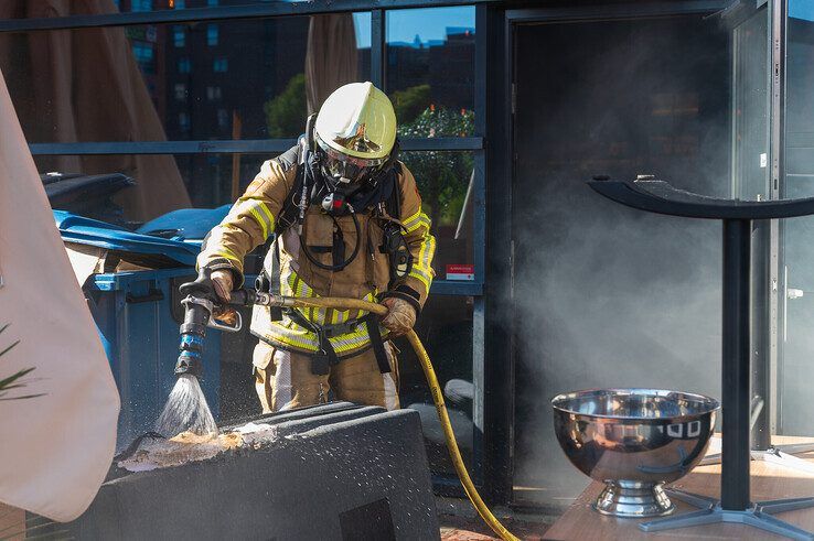 Een fietsaccu vloog in brand in het restaurant op het Lübeckplein. - Foto: Peter Denekamp