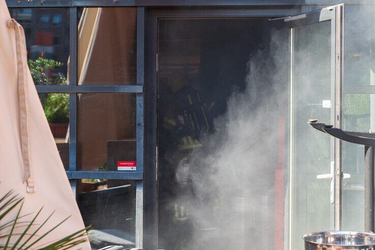 Brasserie in Hanzeland vol rook nadat fietsaccu in brand vliegt - Foto: Peter Denekamp