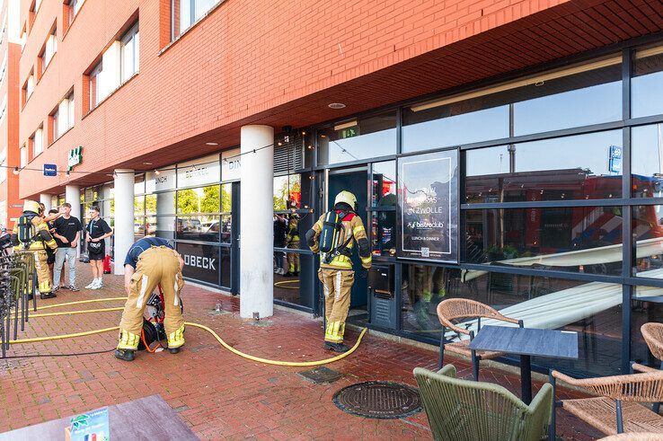 Brasserie in Hanzeland vol rook nadat fietsaccu in brand vliegt - Foto: Peter Denekamp