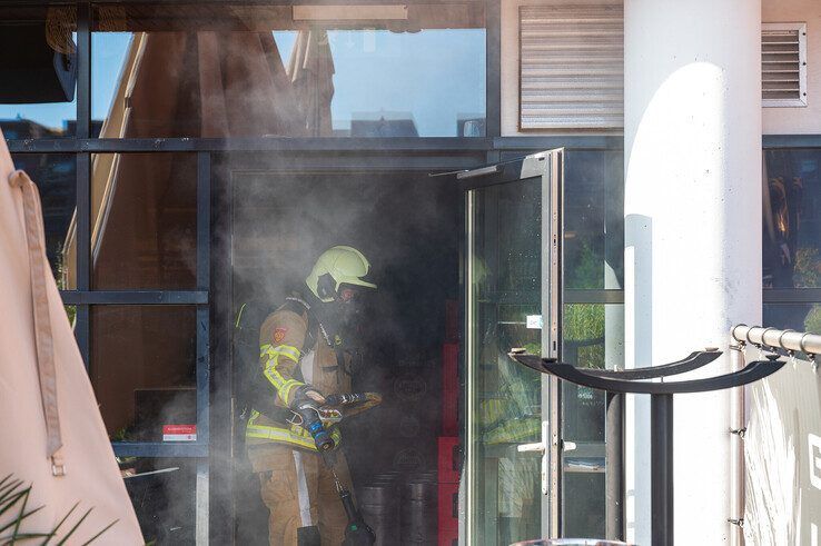 Brasserie in Hanzeland vol rook nadat fietsaccu in brand vliegt - Foto: Peter Denekamp