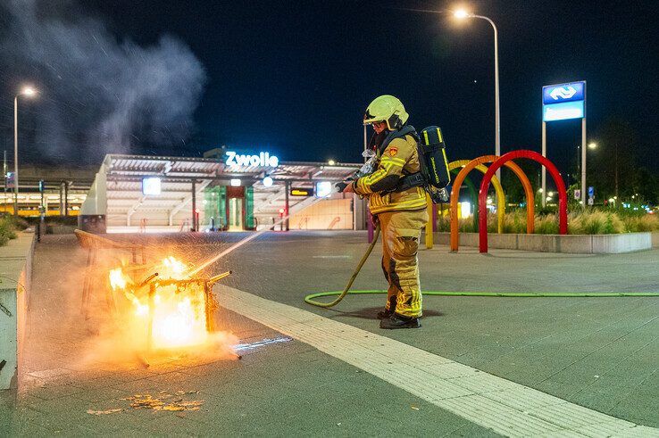 Terrasstoelen in brand gestoken achter station - Foto: Peter Denekamp