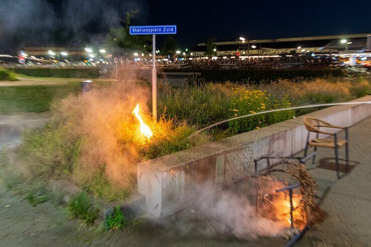 Terrasstoelen in brand gestoken achter station - Foto: Peter Denekamp