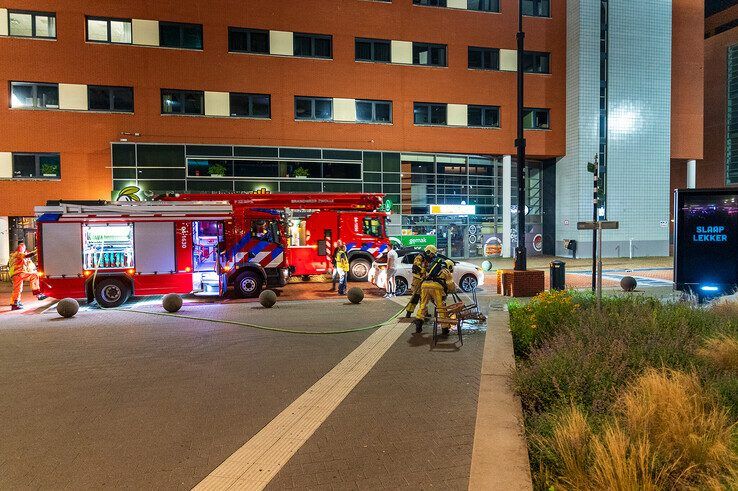 Terrasstoelen in brand gestoken achter station - Foto: Peter Denekamp