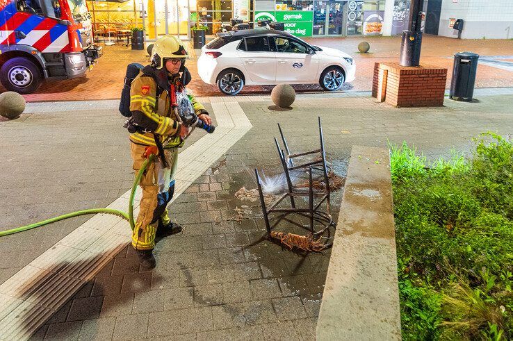 Terrasstoelen in brand gestoken achter station - Foto: Peter Denekamp