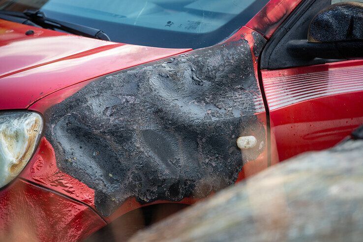 Auto brandt volledig uit in Stadshagen - Foto: Hugo Janssen