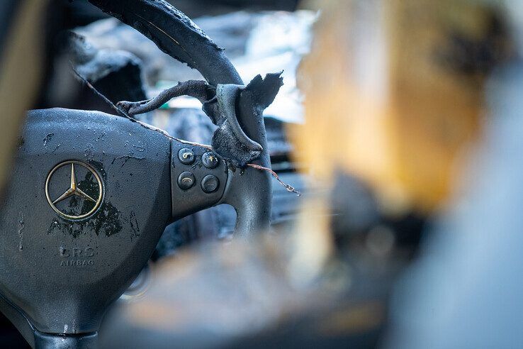 Auto brandt volledig uit in Stadshagen - Foto: Hugo Janssen