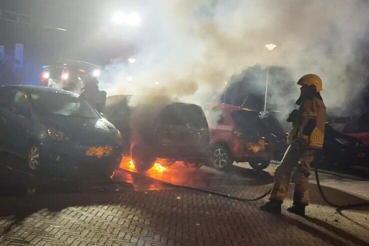 Auto brandt volledig uit in Stadshagen - Foto: Politie Basisteam IJsselland-Noord