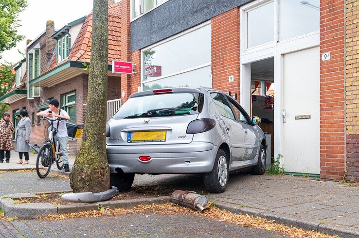 Auto belandt op hoge snelheid tegen gevel op Rembrandtlaan - Foto: Peter Denekamp