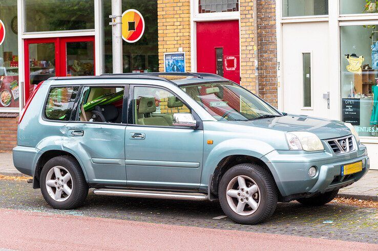 Auto belandt op hoge snelheid tegen gevel op Rembrandtlaan - Foto: Peter Denekamp