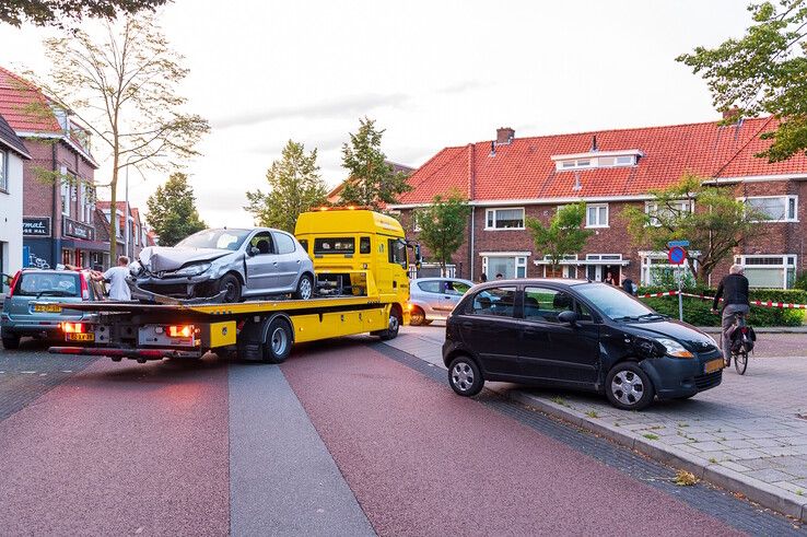 Auto belandt op hoge snelheid tegen gevel op Rembrandtlaan - Foto: Peter Denekamp