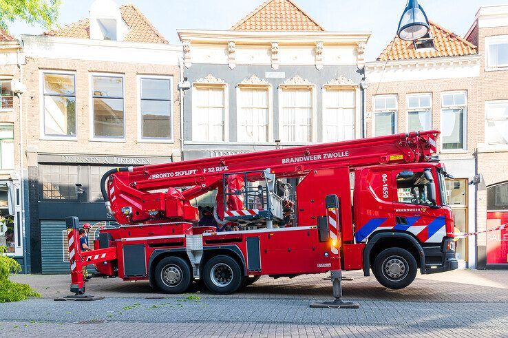 Grote tak valt spontaan uit boom in Diezerstraat - Foto: Peter Denekamp