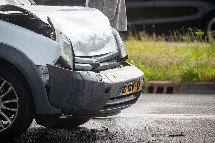 Kop-staartbotsing op gevaarlijke kruising in Zwolle - Foto: Hugo Janssen