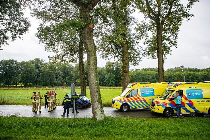 Jonge vrouw met spoed naar ziekenhuis na eenzijdig ongeval in Dalfsen - Foto: Hugo Janssen