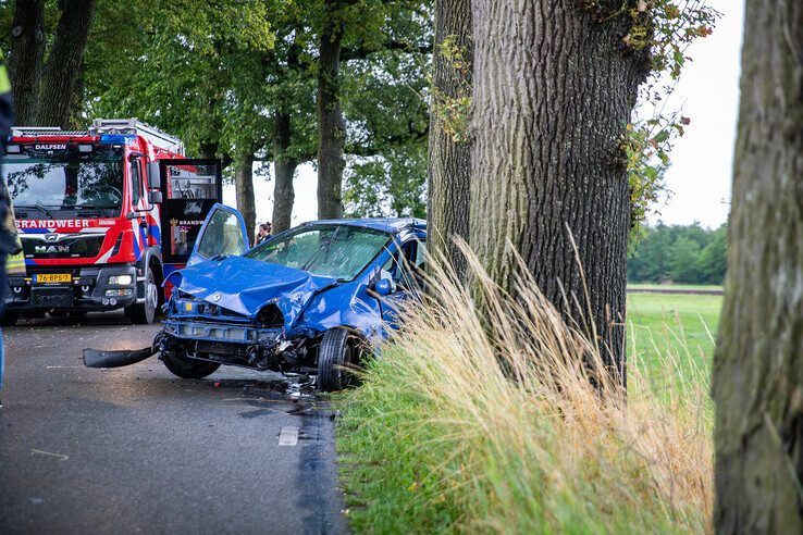 Jonge vrouw met spoed naar ziekenhuis na eenzijdig ongeval in Dalfsen - Foto: Hugo Janssen