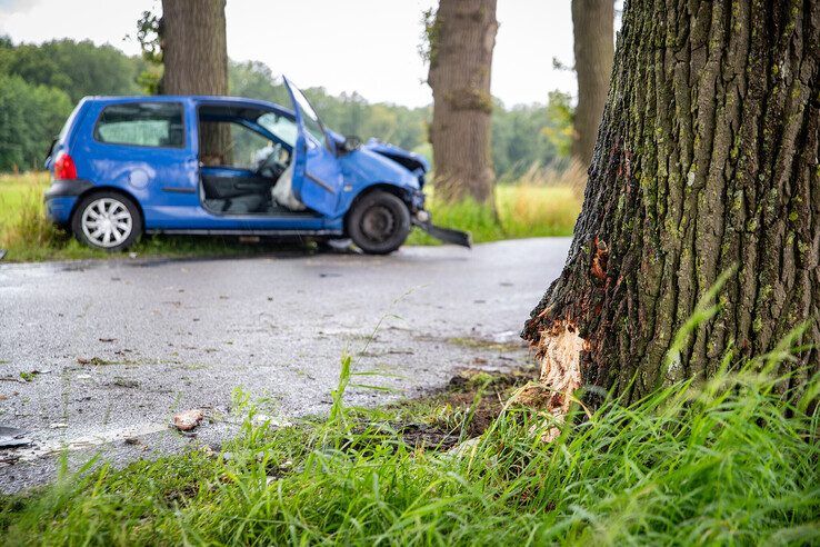 Jonge vrouw met spoed naar ziekenhuis na eenzijdig ongeval in Dalfsen - Foto: Hugo Janssen