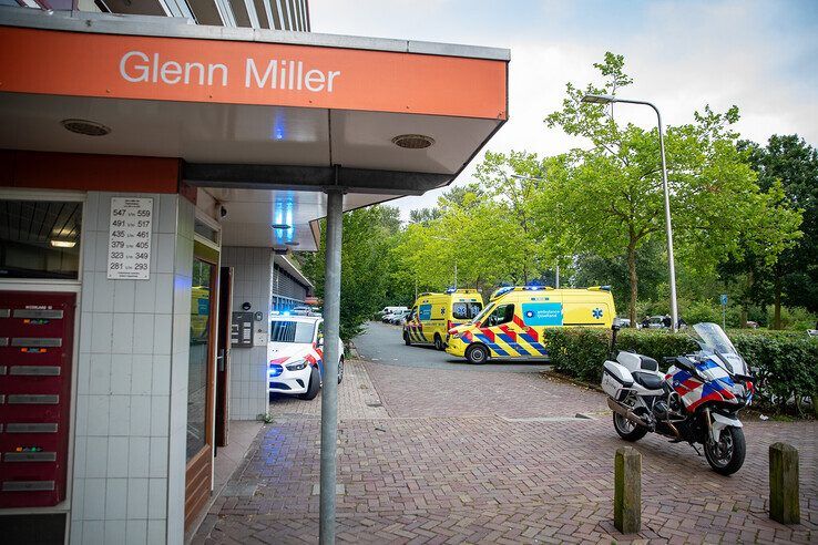 Politie en ambulances bij de Glenn Millerflat. - Foto: Hugo Janssen