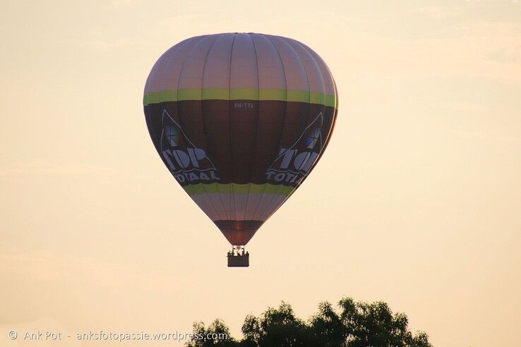 Heteluchtballon boven Aa-landen. - Foto: Ank Pot