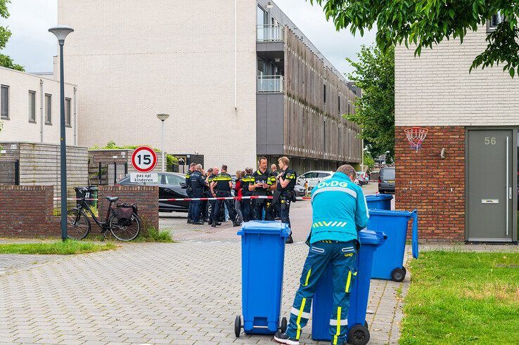 Hulpverleners bij de parkeerplaats waar de 67-jarige vrouw is doodgestoken. - Foto: Peter Denekamp