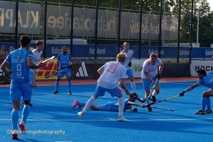 In beeld: Oranje uitgezwaaid in Zwolle na matige interland - Foto: Bob Koning