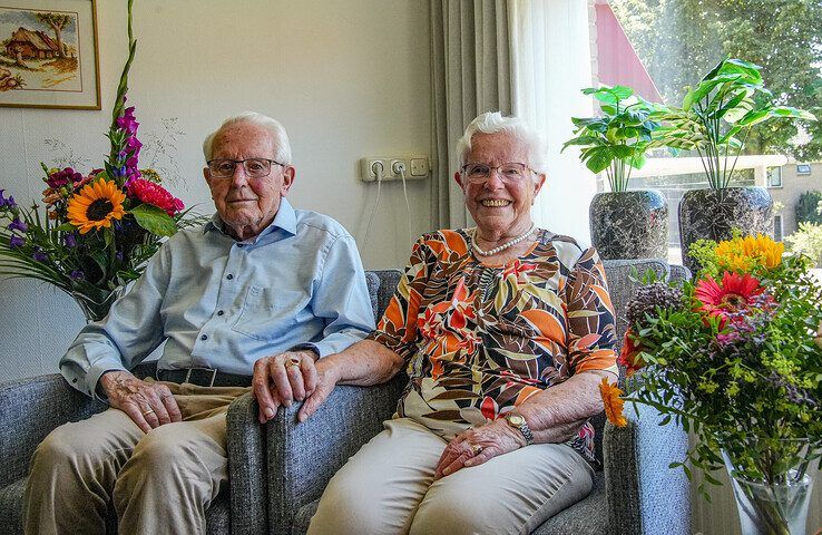 Jan en Riek Hogeboom zijn 70 jaar getrouwd. - Foto: Obbe Bakker