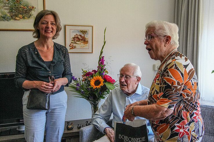 Jan en Riek Hogeboom vieren 70-jarig huwelijk in Zwolle - Foto: Obbe Bakker