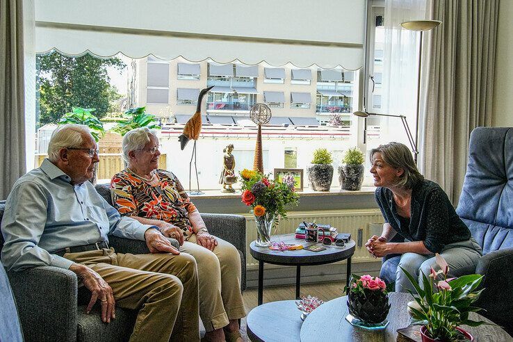 Jan en Riek Hogeboom vieren 70-jarig huwelijk in Zwolle - Foto: Obbe Bakker