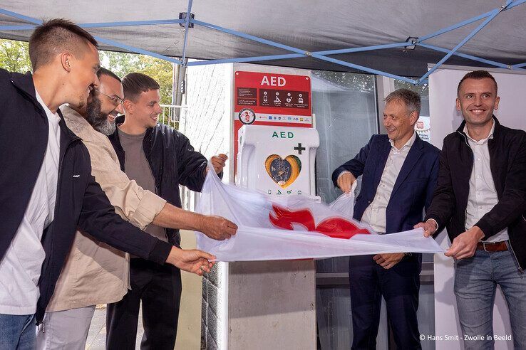 De onthulling van de derde Nouri-AED in Zwolle. - Foto: Hans Smit