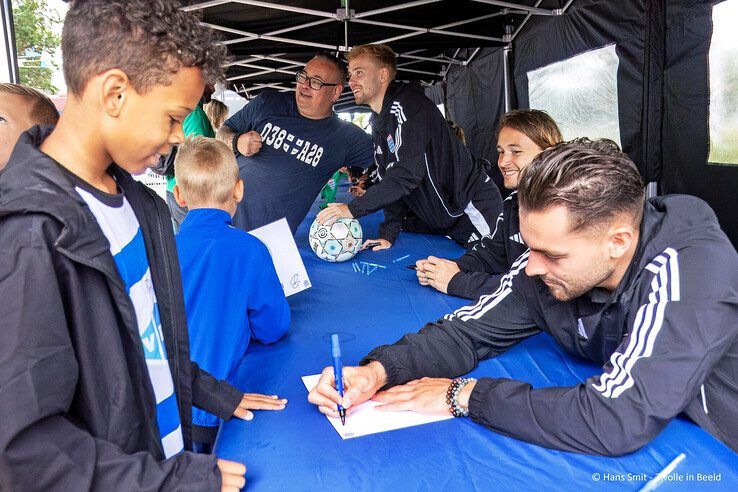 In beeld: Duizenden fans nemen kijkje achter de schermen bij PEC Zwolle - Foto: Hans Smit