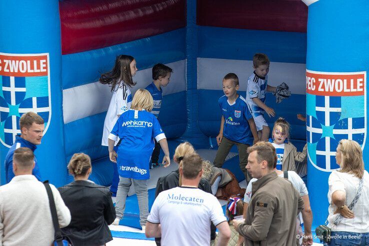 In beeld: Duizenden fans nemen kijkje achter de schermen bij PEC Zwolle - Foto: Hans Smit