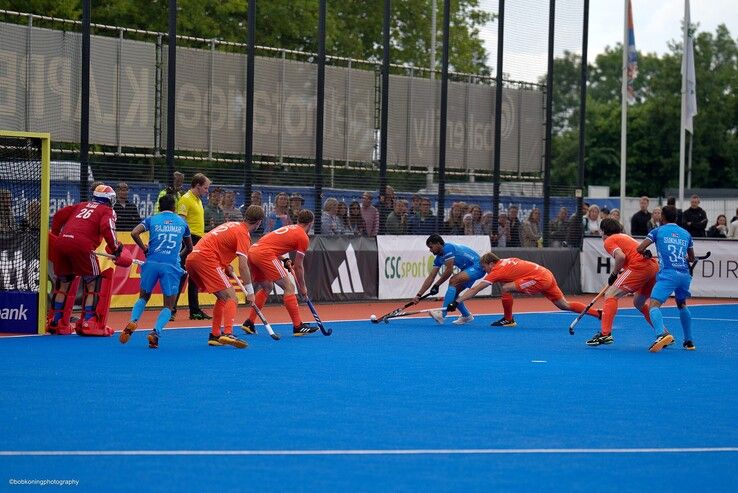 In beeld: Oranje Dames en Heren winnen uitzwaaiwedstrijden in Zwolle - Foto: Bob Koning